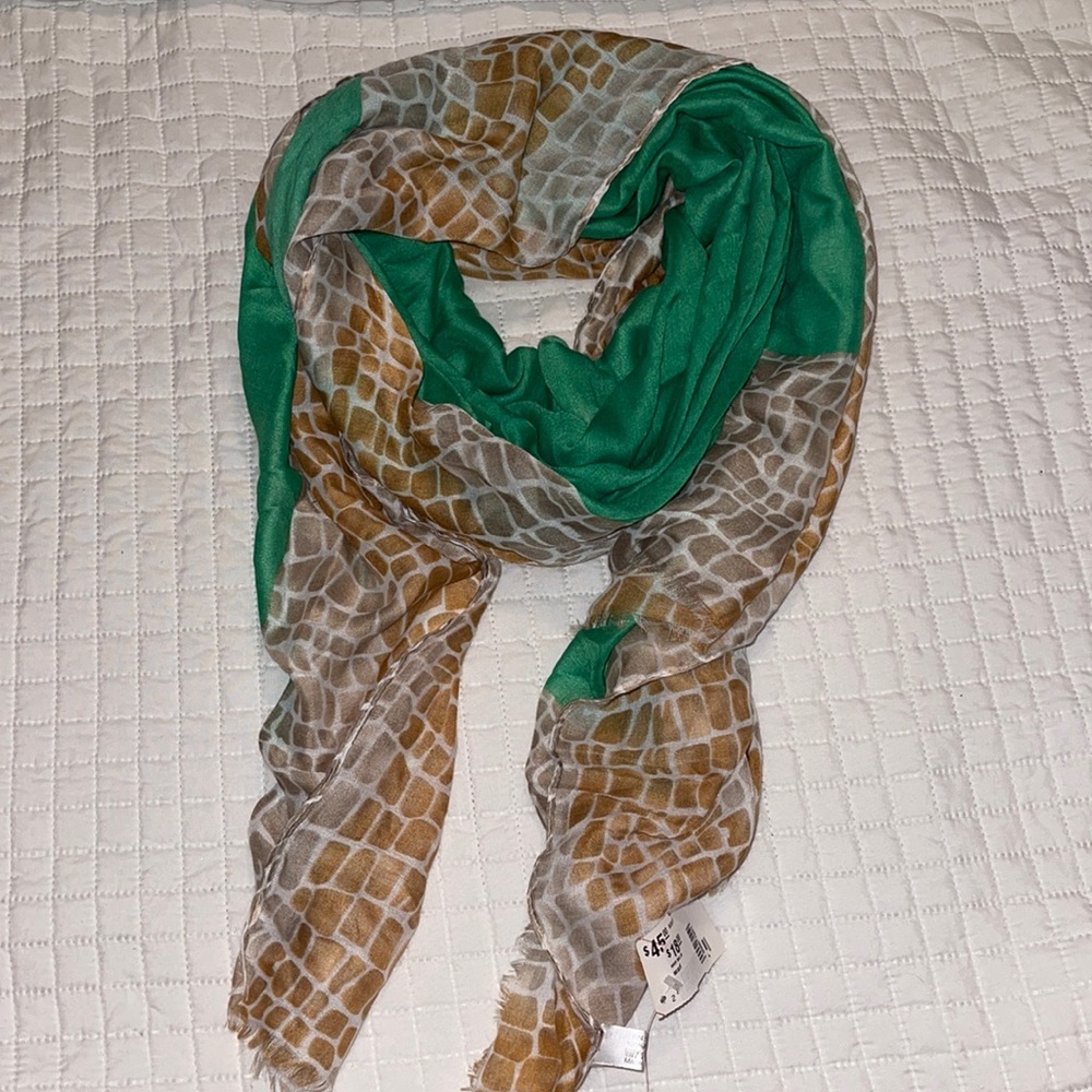 Giraffe and green summer scarf NWT